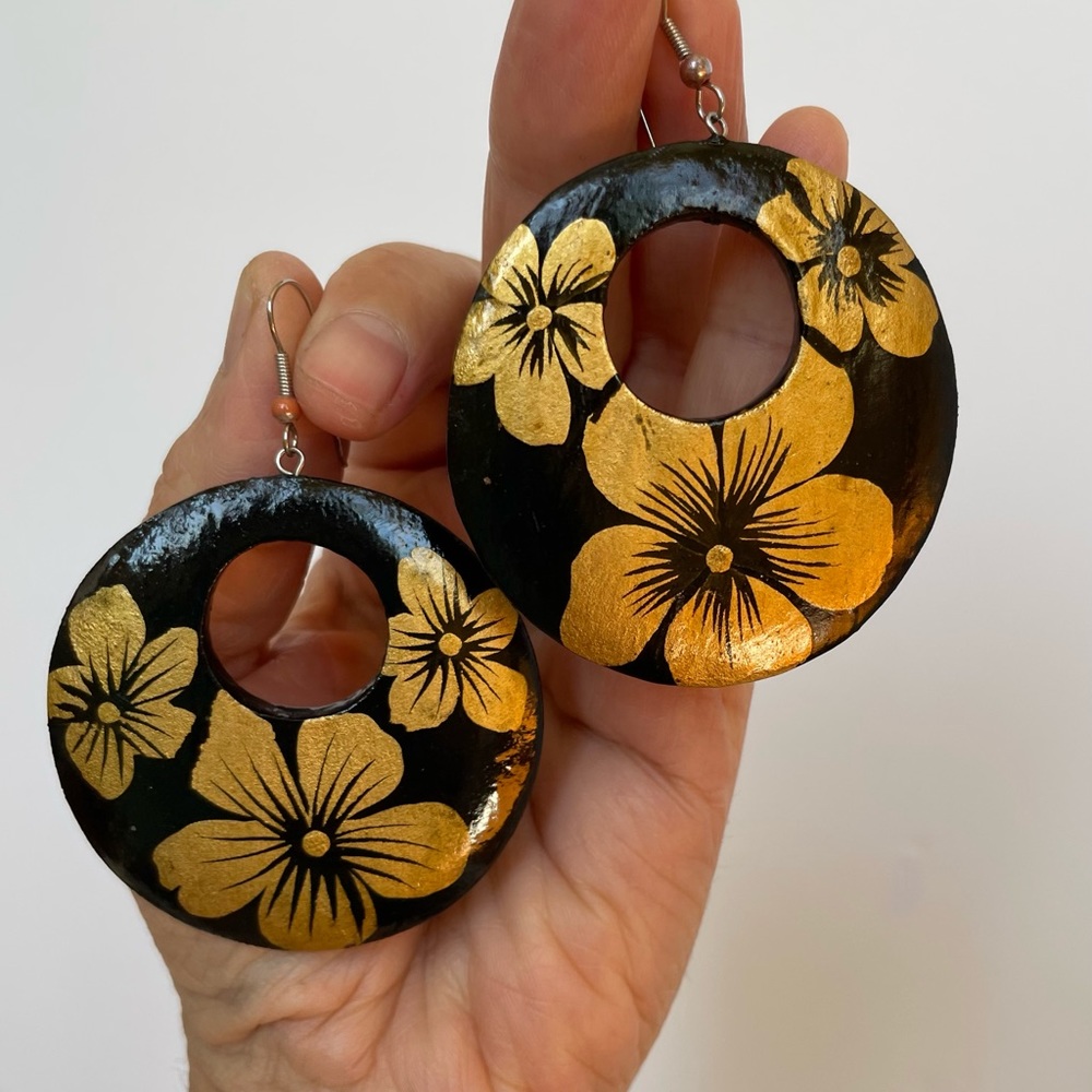 Vtg Hand Painted Hawaiian Gold Black Floral Hibiscus Large Wood Hoop Earrings